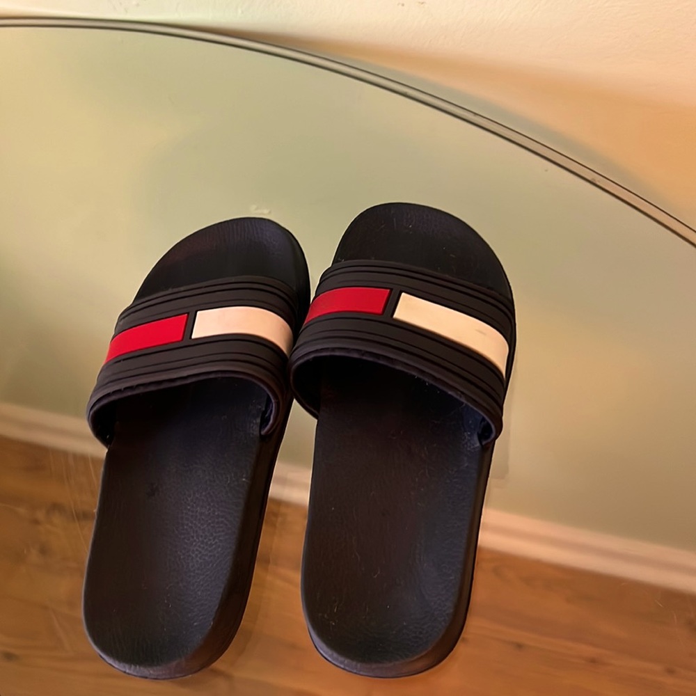 Tommy Hilfiger boy sandal. Seize 1 .
